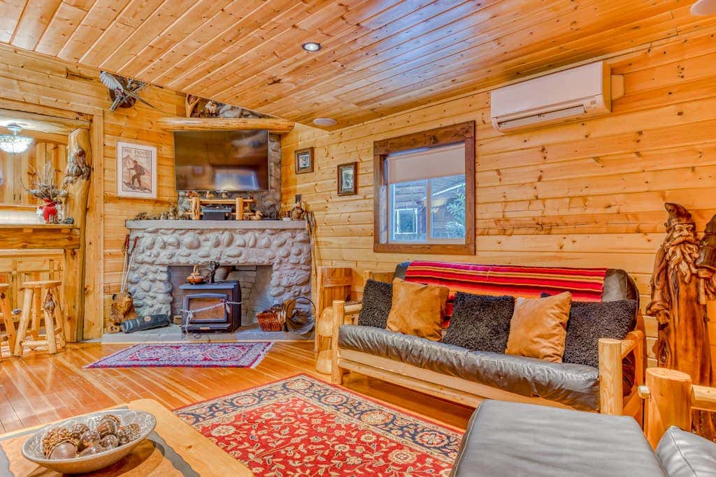 Quiet, riverfront cabin with private hot tub & scenic location