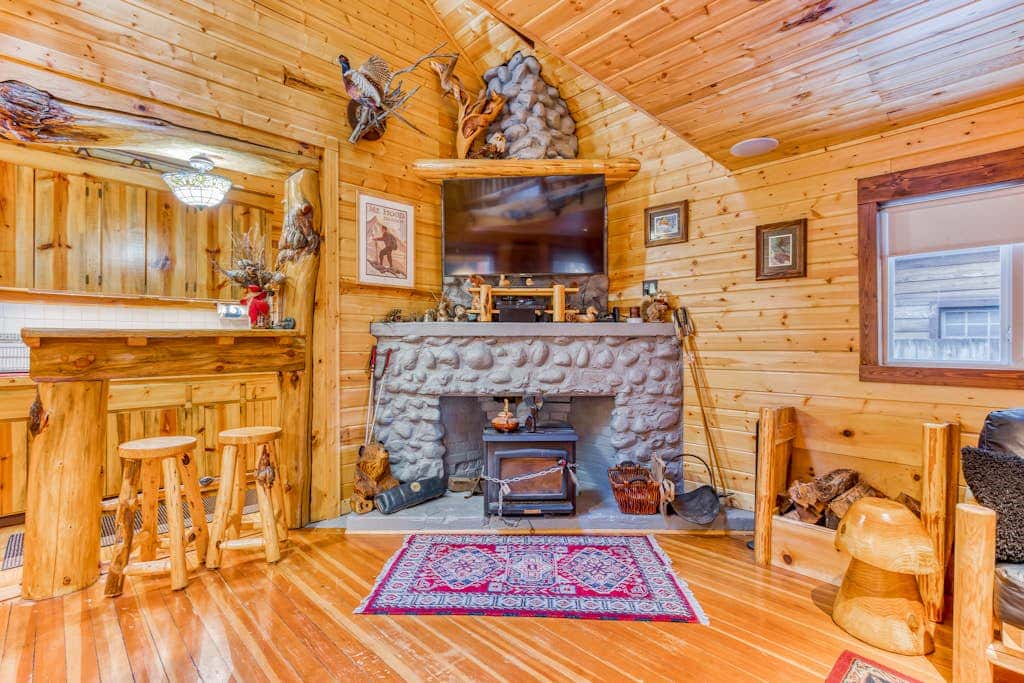 Quiet, riverfront cabin with private hot tub & scenic location
