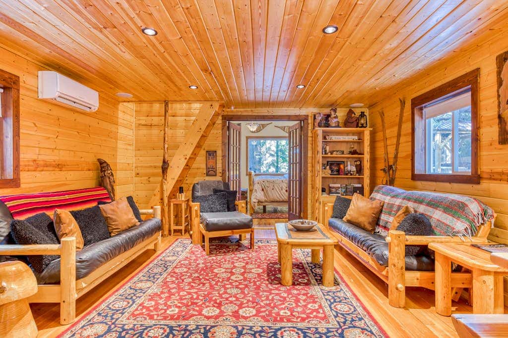 Quiet, riverfront cabin with private hot tub & scenic location