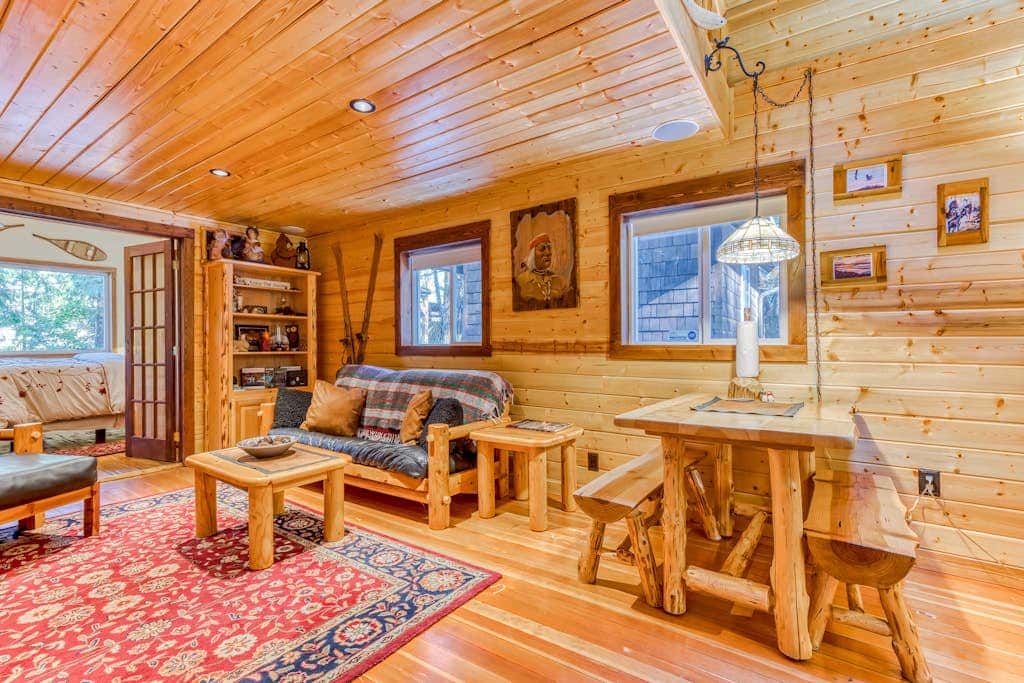 Quiet, riverfront cabin with private hot tub & scenic location