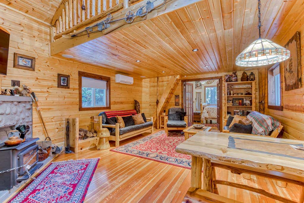 Quiet, riverfront cabin with private hot tub & scenic location