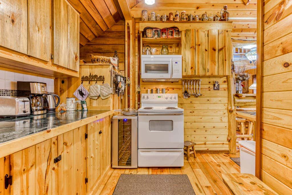 Quiet, riverfront cabin with private hot tub & scenic location