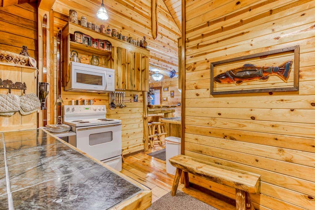 Quiet, riverfront cabin with private hot tub & scenic location