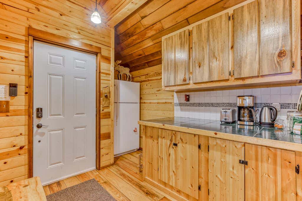 Quiet, riverfront cabin with private hot tub & scenic location