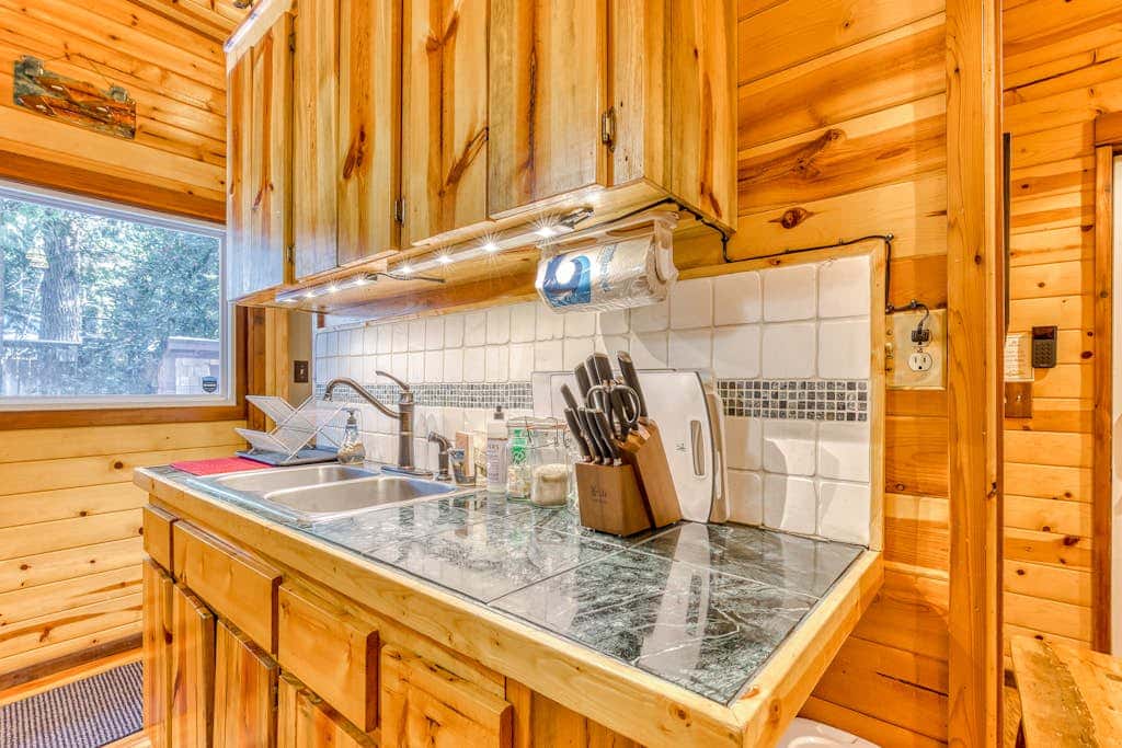Quiet, riverfront cabin with private hot tub & scenic location