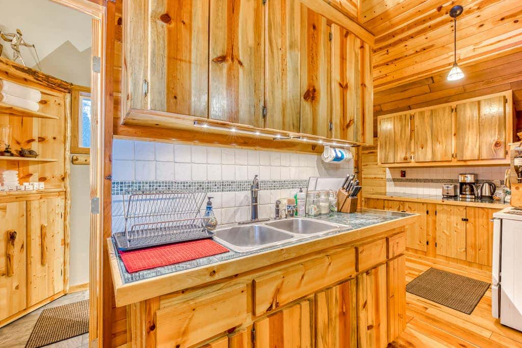 Quiet, riverfront cabin with private hot tub & scenic location