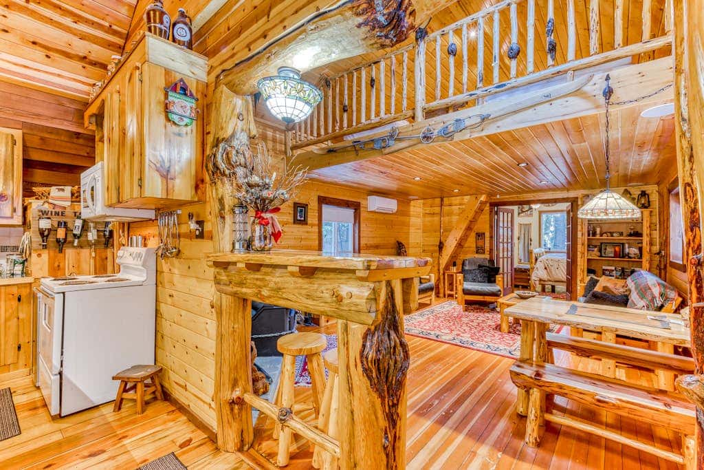 Quiet, riverfront cabin with private hot tub & scenic location