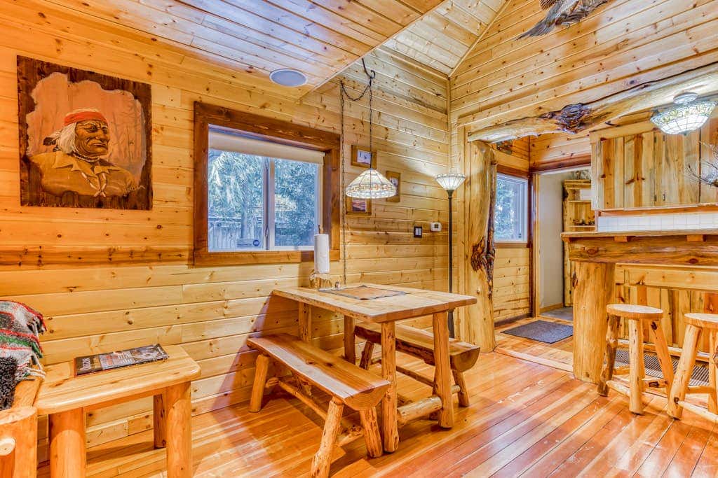 Quiet, riverfront cabin with private hot tub & scenic location