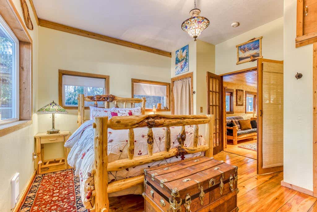 Quiet, riverfront cabin with private hot tub & scenic location