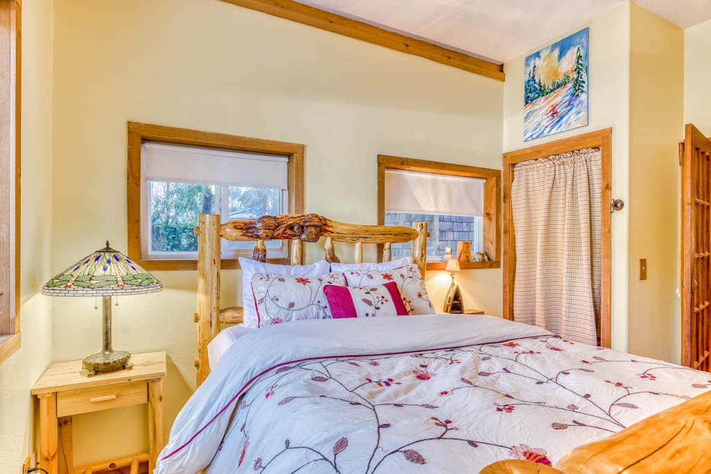 Quiet, riverfront cabin with private hot tub & scenic location