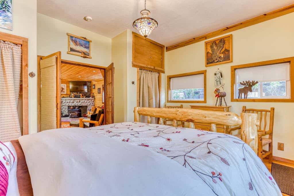 Quiet, riverfront cabin with private hot tub & scenic location
