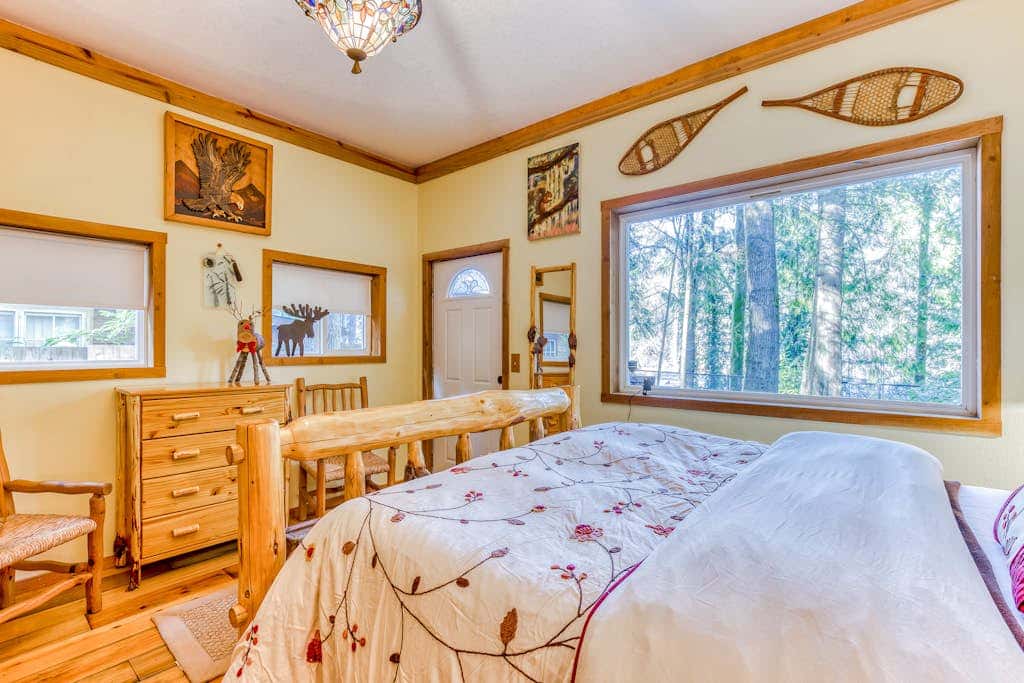 Quiet, riverfront cabin with private hot tub & scenic location