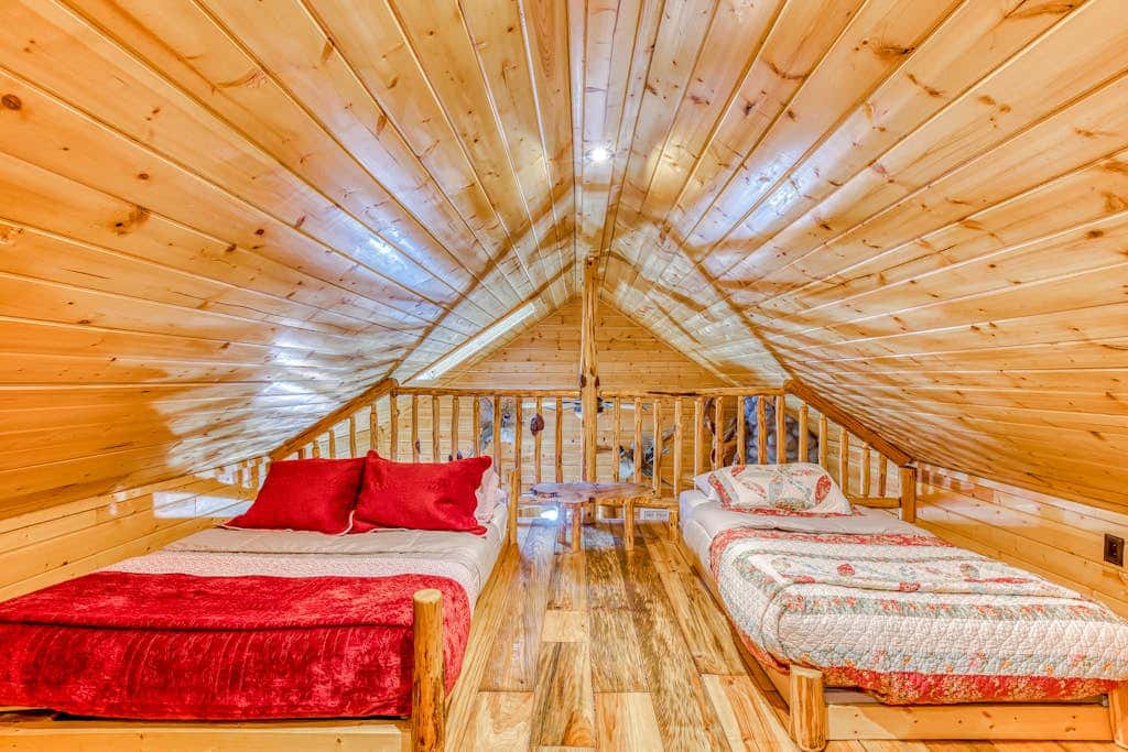 Quiet, riverfront cabin with private hot tub & scenic location