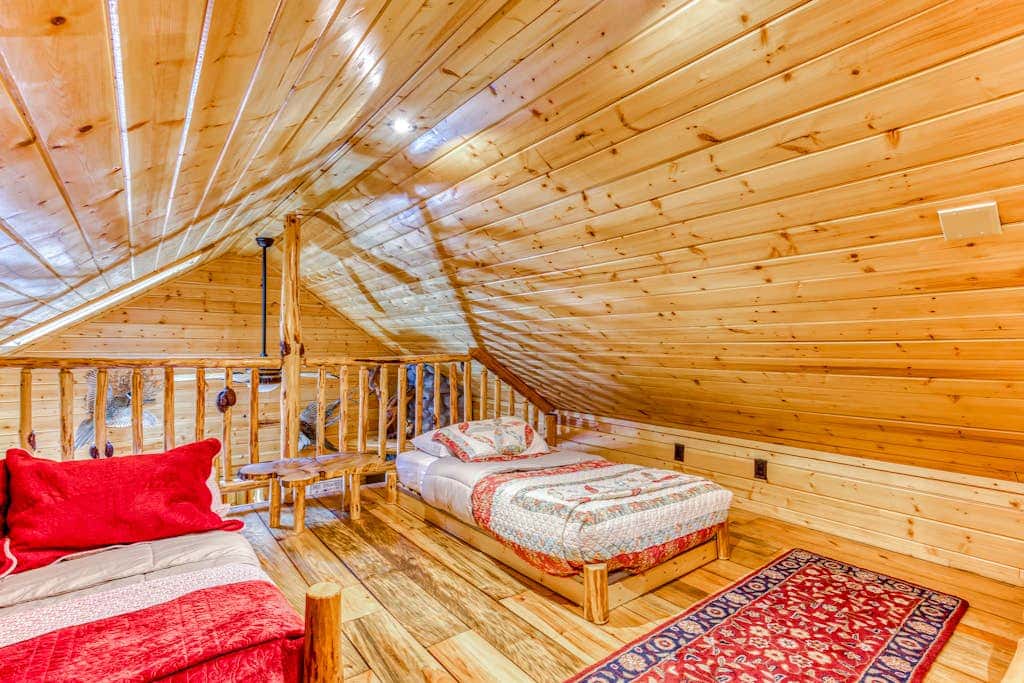 Quiet, riverfront cabin with private hot tub & scenic location
