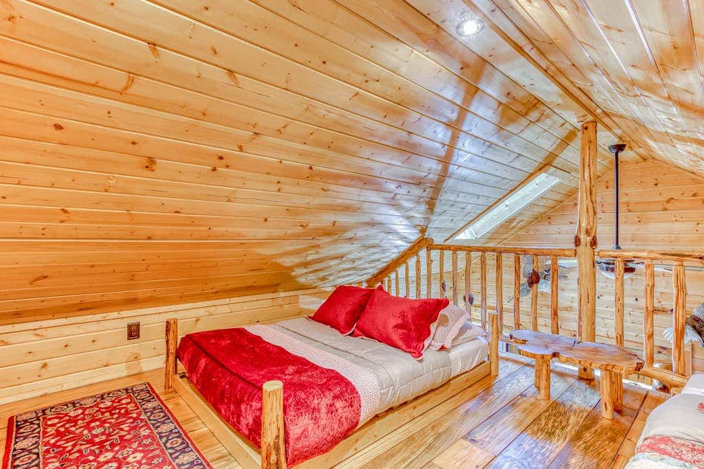 Quiet, riverfront cabin with private hot tub & scenic location
