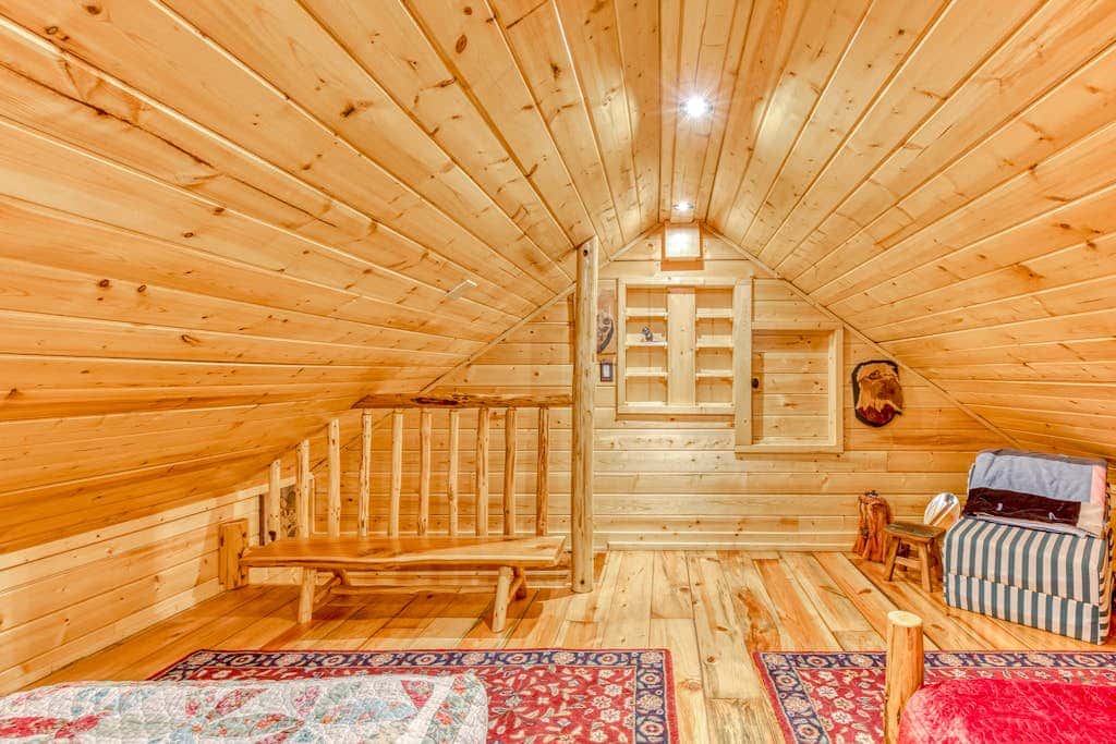 Quiet, riverfront cabin with private hot tub & scenic location