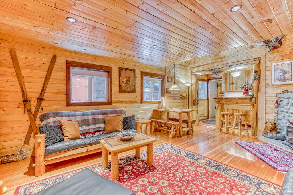 Quiet, riverfront cabin with private hot tub & scenic location