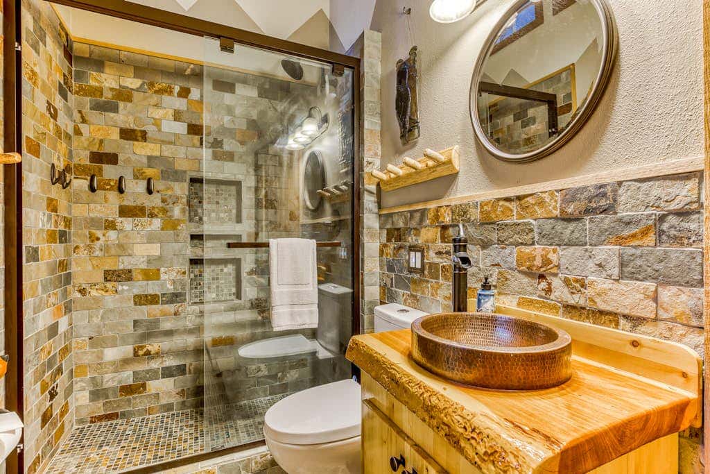 Quiet, riverfront cabin with private hot tub & scenic location