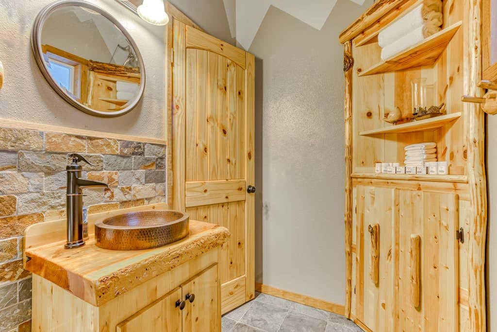 Quiet, riverfront cabin with private hot tub & scenic location