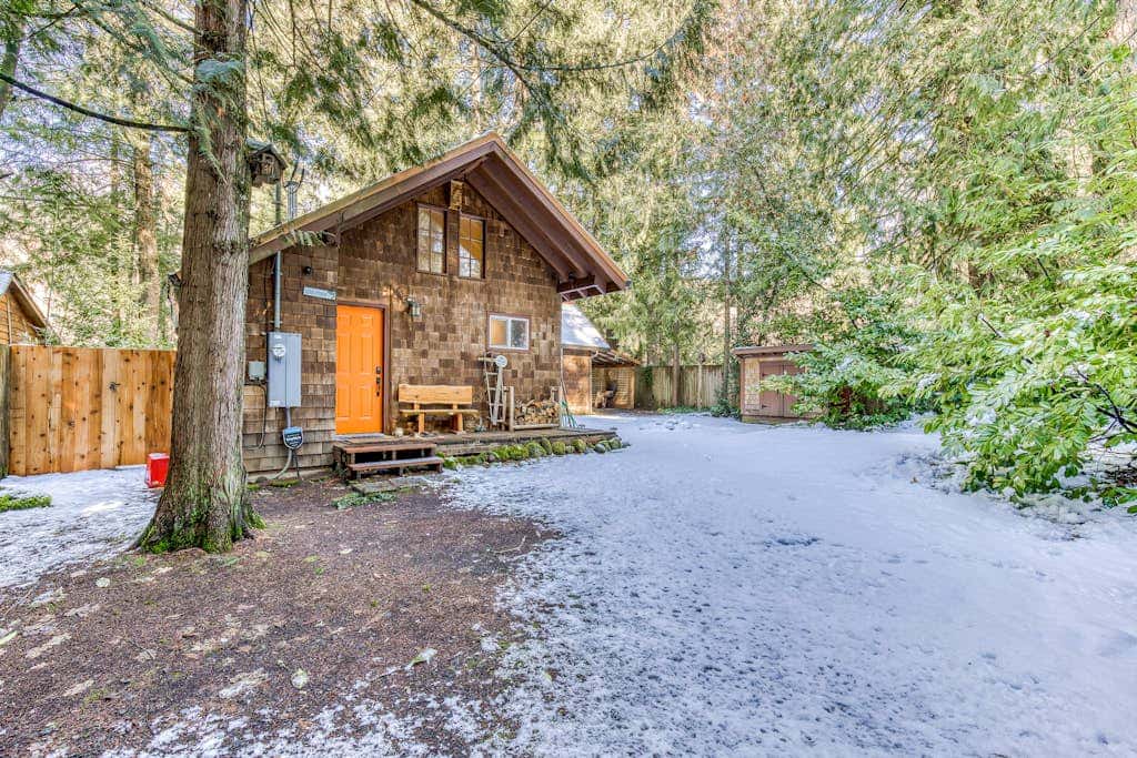 Quiet, riverfront cabin with private hot tub & scenic location