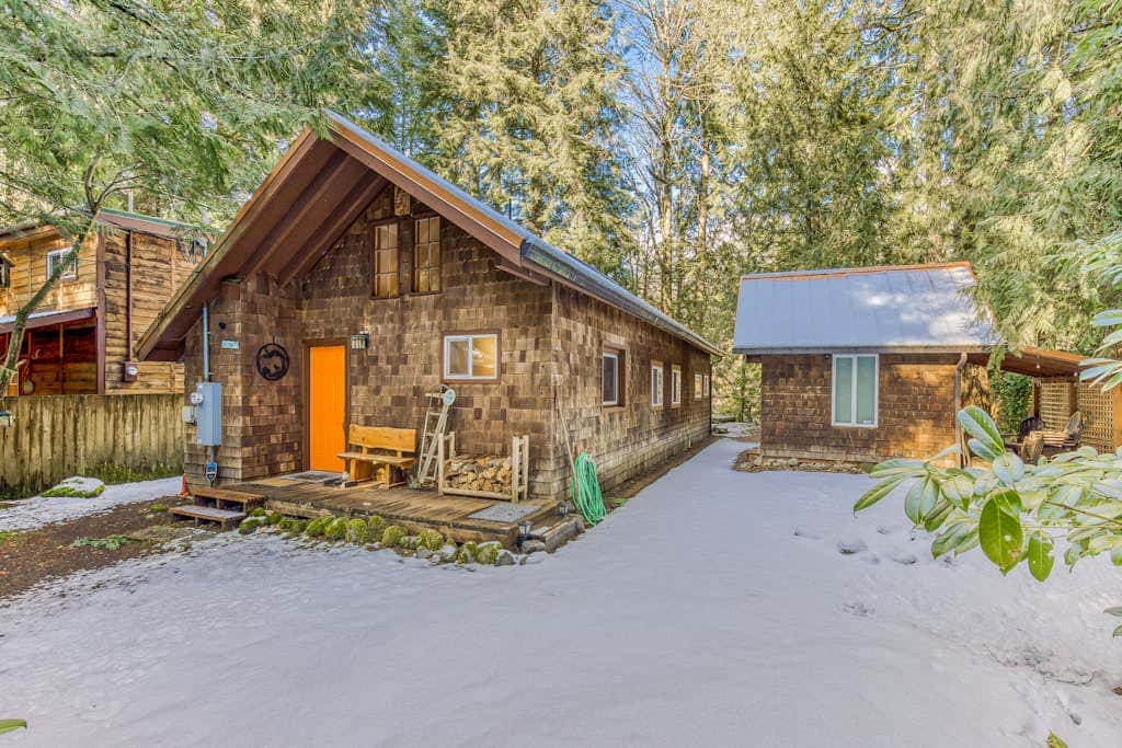 Quiet, riverfront cabin with private hot tub & scenic location