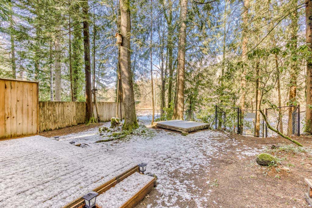 Quiet, riverfront cabin with private hot tub & scenic location