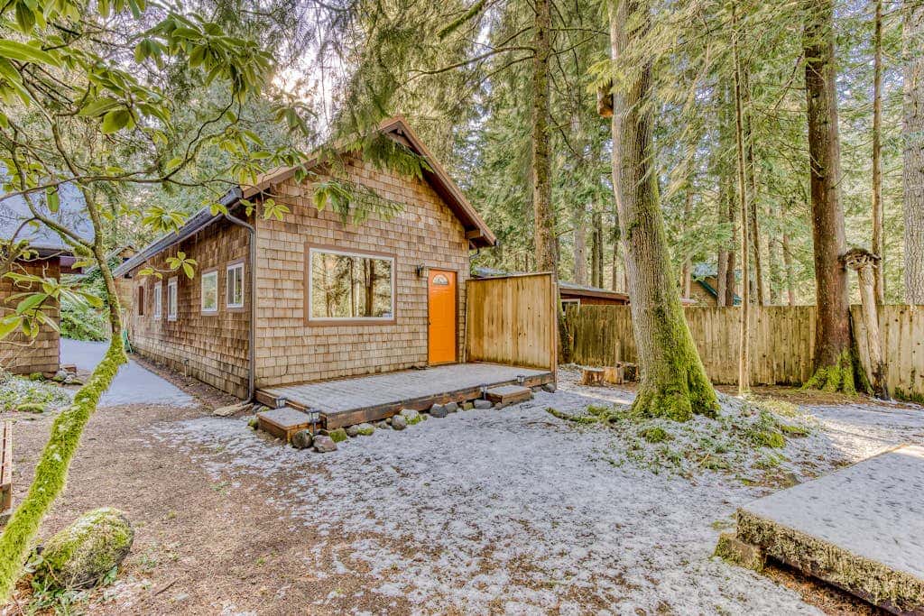 Quiet, riverfront cabin with private hot tub & scenic location