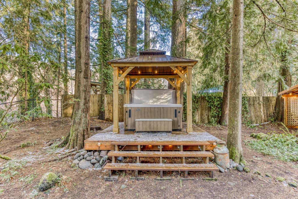 Quiet, riverfront cabin with private hot tub & scenic location