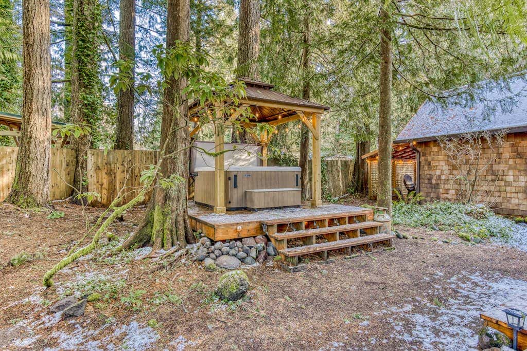 Quiet, riverfront cabin with private hot tub & scenic location