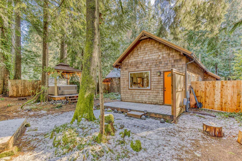 Quiet, riverfront cabin with private hot tub & scenic location