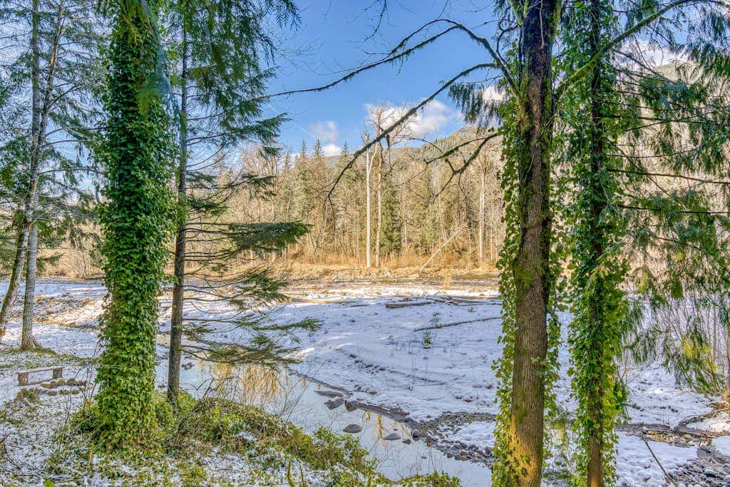 Quiet, riverfront cabin with private hot tub & scenic location