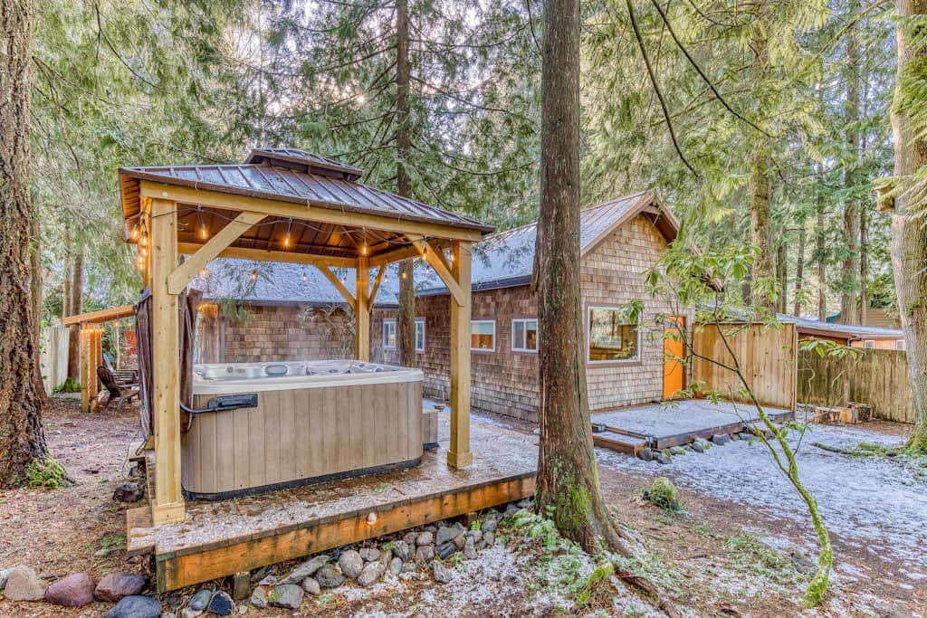 Quiet, riverfront cabin with private hot tub & scenic location