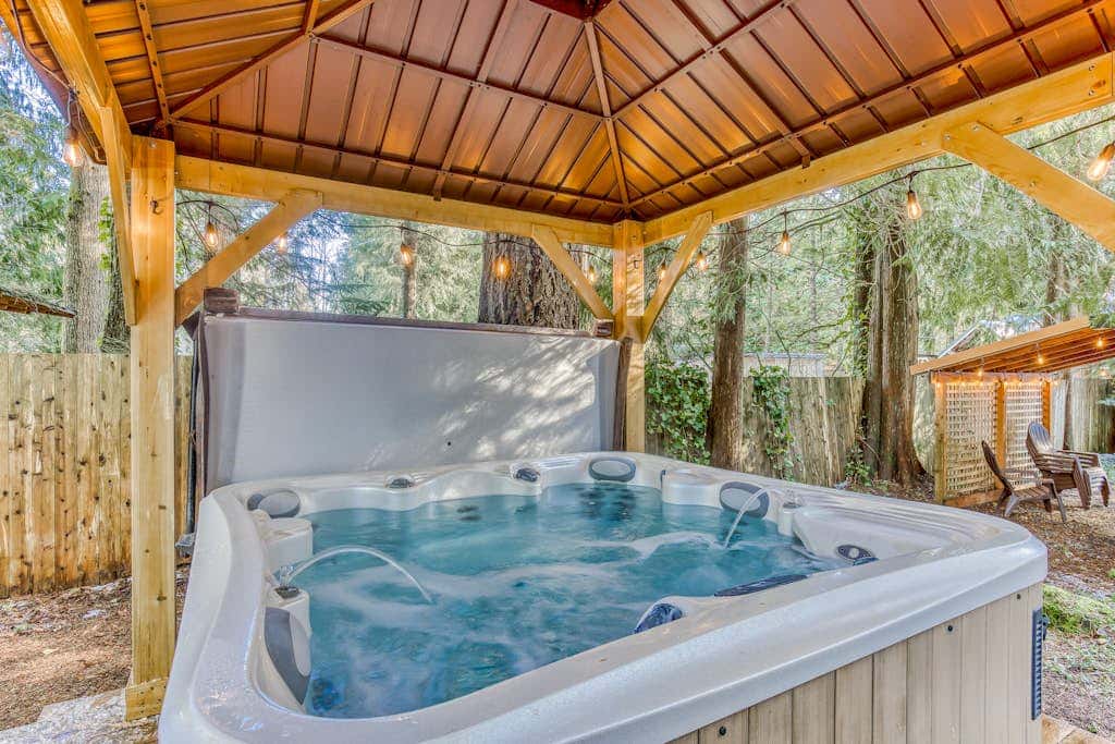 Quiet, riverfront cabin with private hot tub & scenic location