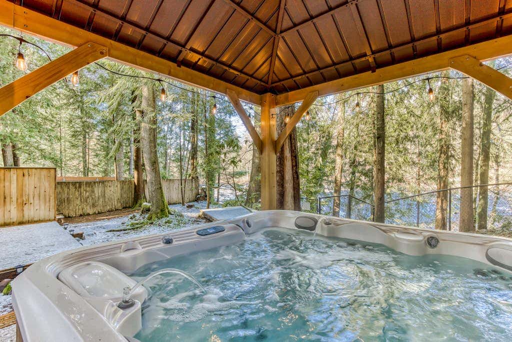 Quiet, riverfront cabin with private hot tub & scenic location