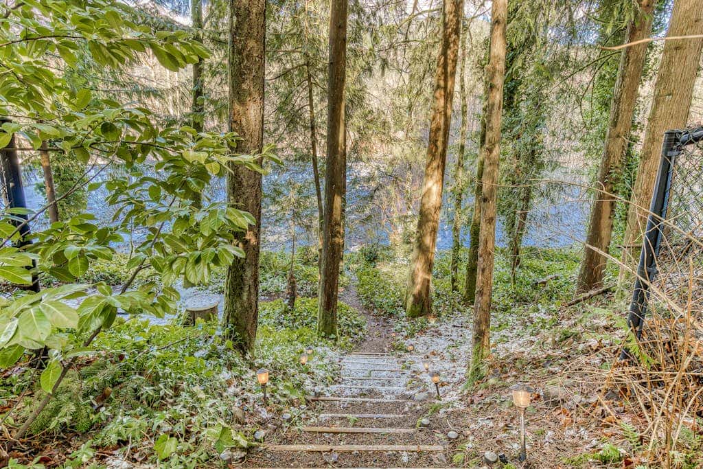 Quiet, riverfront cabin with private hot tub & scenic location