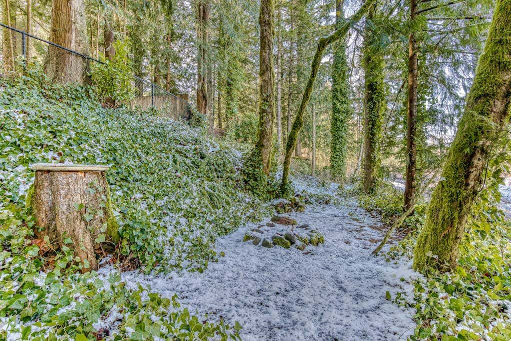 Quiet, riverfront cabin with private hot tub & scenic location