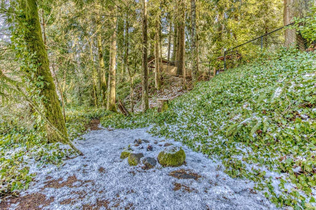 Quiet, riverfront cabin with private hot tub & scenic location