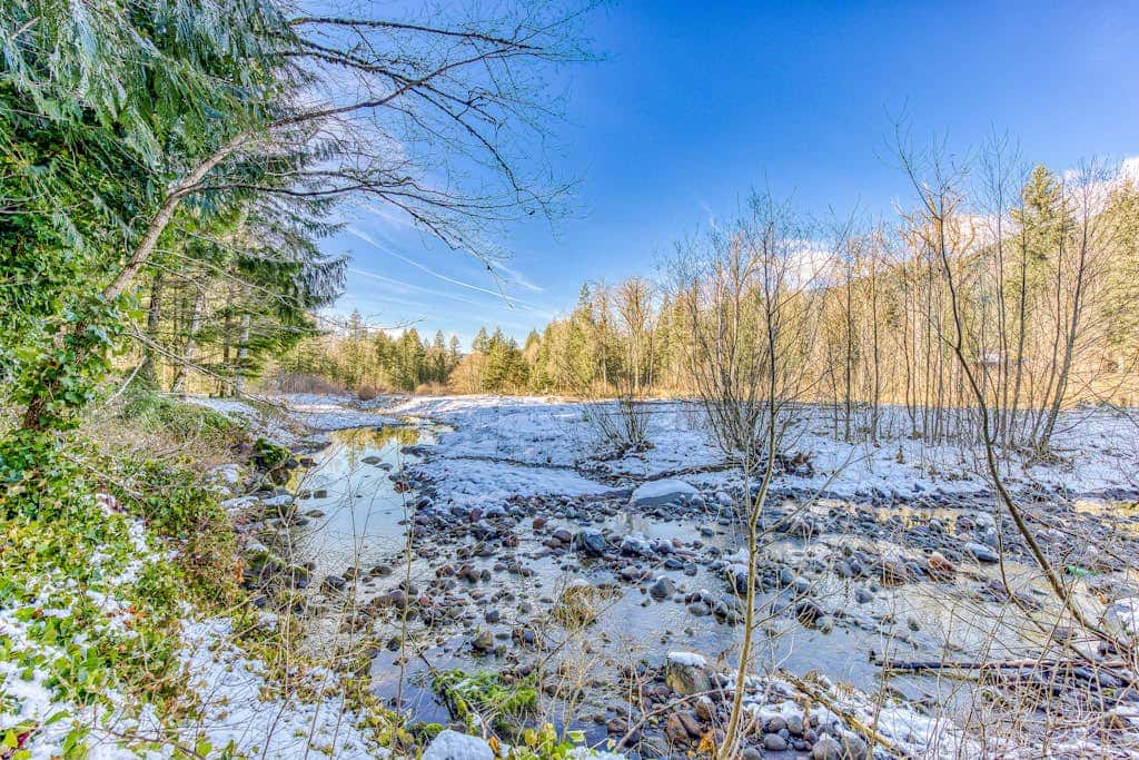 Quiet, riverfront cabin with private hot tub & scenic location