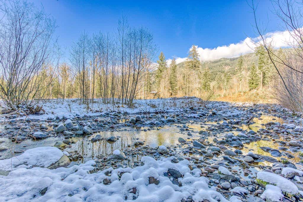 Quiet, riverfront cabin with private hot tub & scenic location