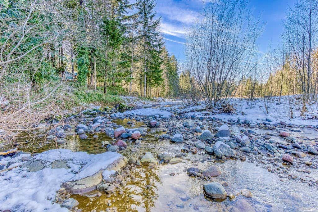 Quiet, riverfront cabin with private hot tub & scenic location