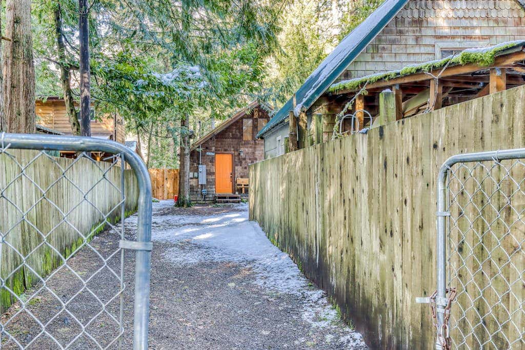 Quiet, riverfront cabin with private hot tub & scenic location