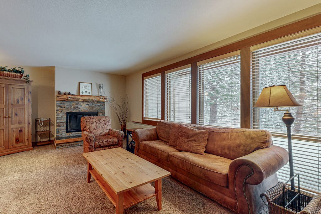 Charming condo with serene views, access to resort amenities, WiFi, and patio