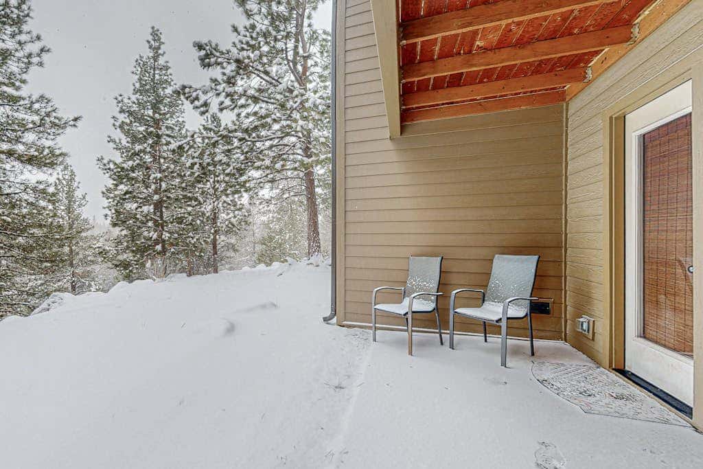 Charming condo with serene views, access to resort amenities, WiFi, and patio