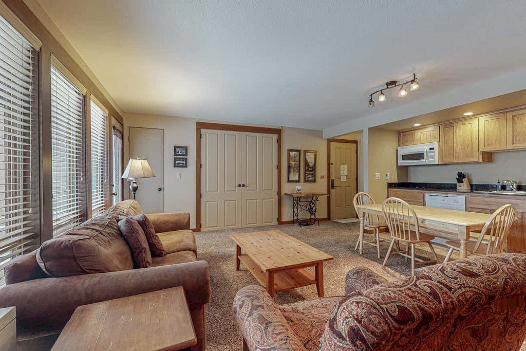 Charming condo with serene views, access to resort amenities, WiFi, and patio
