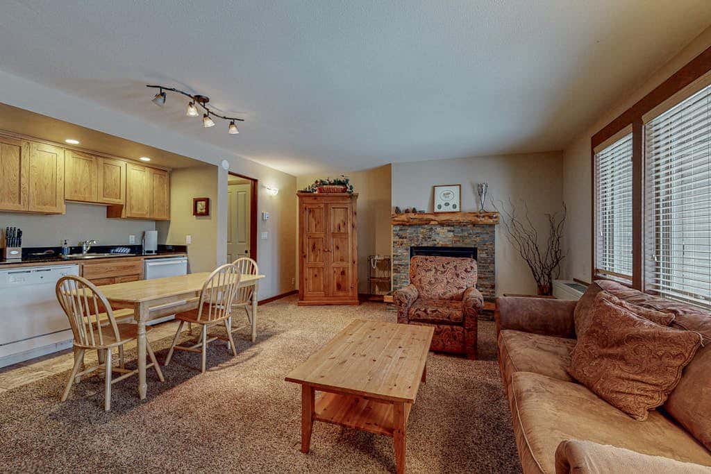 Charming condo with serene views, access to resort amenities, WiFi, and patio
