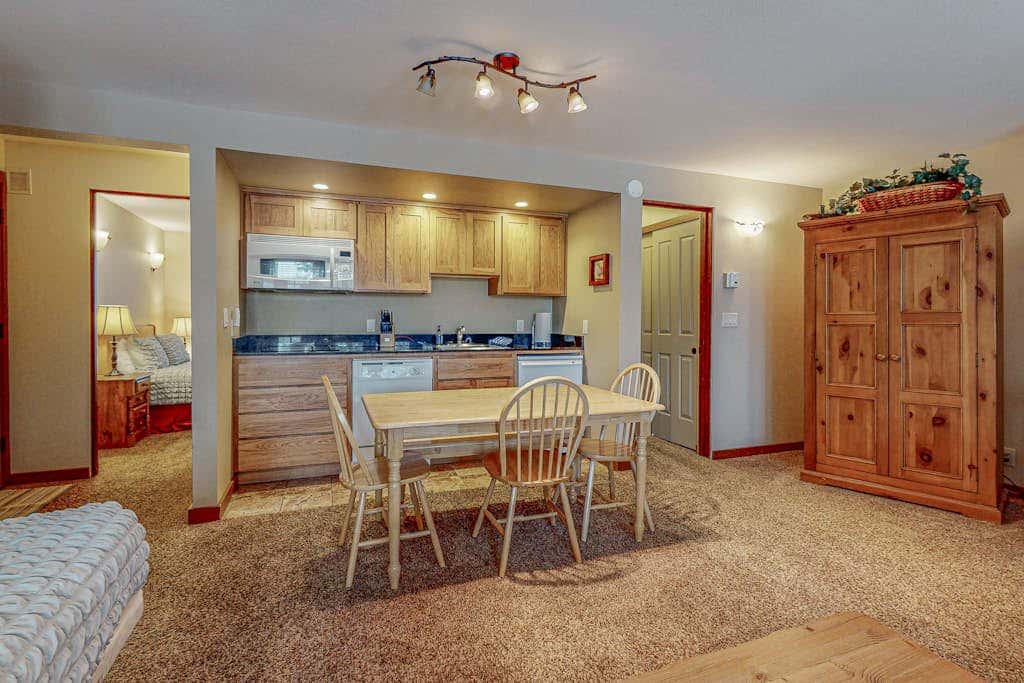 Charming condo with serene views, access to resort amenities, WiFi, and patio