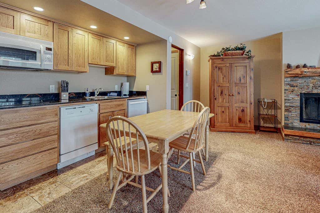 Charming condo with serene views, access to resort amenities, WiFi, and patio