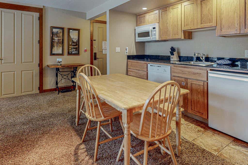 Charming condo with serene views, access to resort amenities, WiFi, and patio