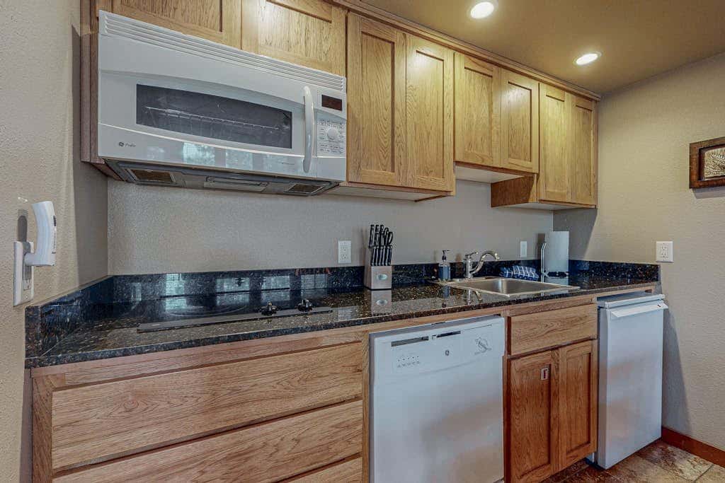 Charming condo with serene views, access to resort amenities, WiFi, and patio