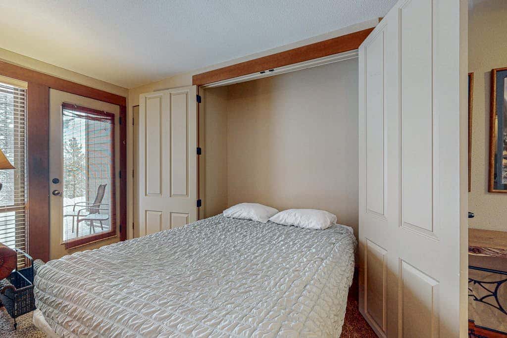 Charming condo with serene views, access to resort amenities, WiFi, and patio
